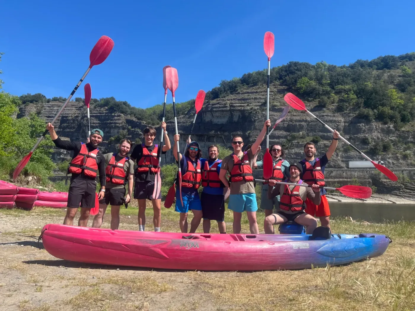Groupe en canoë dans les gorges de l'Ardèche